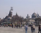The monuments of the park can be seen from the square