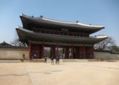 Donhwamun (1609), the entrance to Changdeokgung Palace.